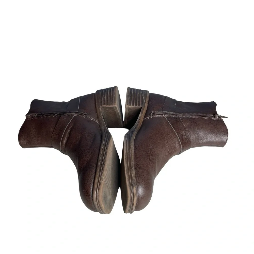 Steve Madden JRider brown boots. Big girls size 5. Block stacked heel side zip.